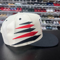 VTG 2000s Mitchell & Ness Chicago Bulls Retro 90s Logo D Cut Beige Snapback Hat - Hype Stew Sneakers Detroit