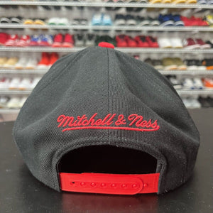 VTG 2000s Mitchell & Ness Chicago Bulls Retro 90s Shattered Glass Snapback Hat - Hype Stew Sneakers Detroit