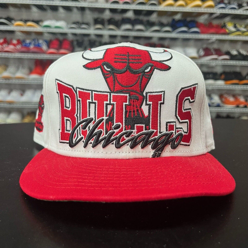 VTG 2000s New Era HWC Chicago Bulls Retro 90s Logo Spell Out Script Snapback Hat - Hype Stew Sneakers Detroit