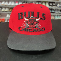 VTG 2000s Mitchell & Ness Chicago Bulls Retro 90s Logo Red Snapback Hat - Hype Stew Sneakers Detroit