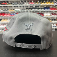 VTG 2000s 47 Brand Chicago Bulls Retro 90s Grey Spell Out Snapback Hat - Hype Stew Sneakers Detroit