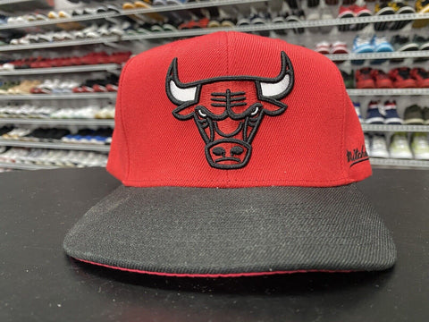 VTG 2000s Mitchell & Ness Chicago Bulls Retro 90s Logo Red Snapback Hat
