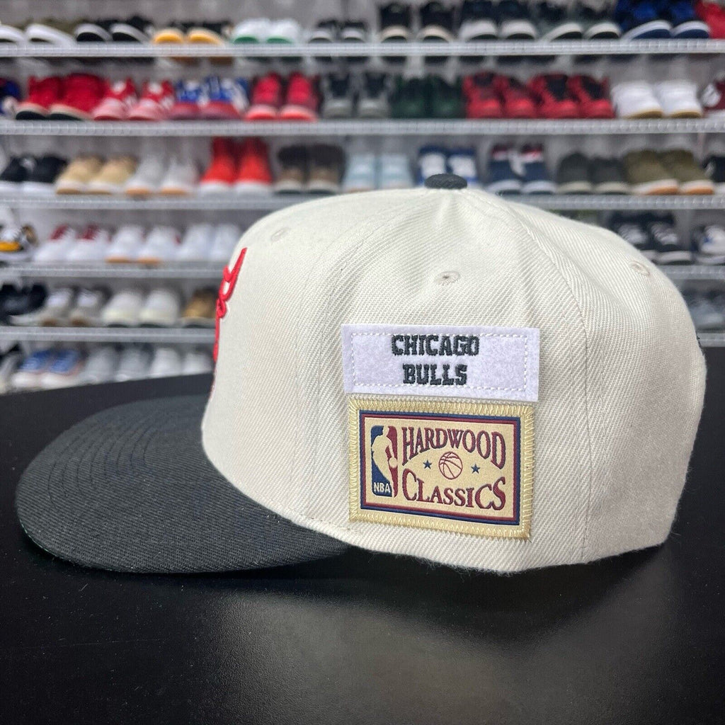 VTG 2000s Mitchell & Ness Chicago Bulls Retro 90s Hardwood Classics Snapback Hat - Hype Stew Sneakers Detroit