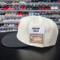 VTG 2000s Mitchell & Ness Chicago Bulls Retro 90s Hardwood Classics Snapback Hat - Hype Stew Sneakers Detroit