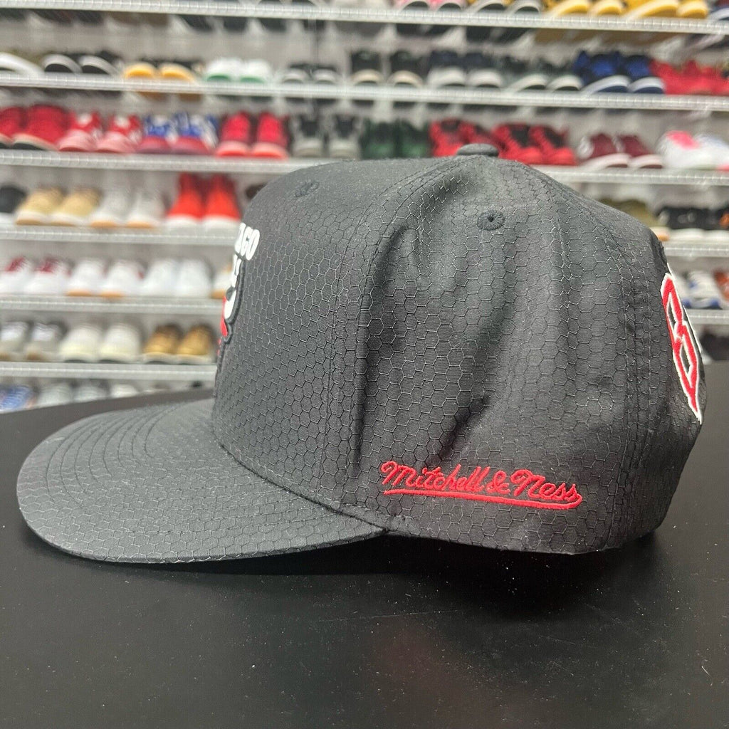 Vintage 2000s Mitchell & Ness Chicago Bulls Retro 90s Logo Snap Back Hat - Hype Stew Sneakers Detroit