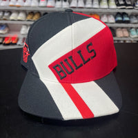 VTG 2000s Mitchell & Ness Chicago Bulls Retro 80s Logo Abstract Snapback Hat - Hype Stew Sneakers Detroit