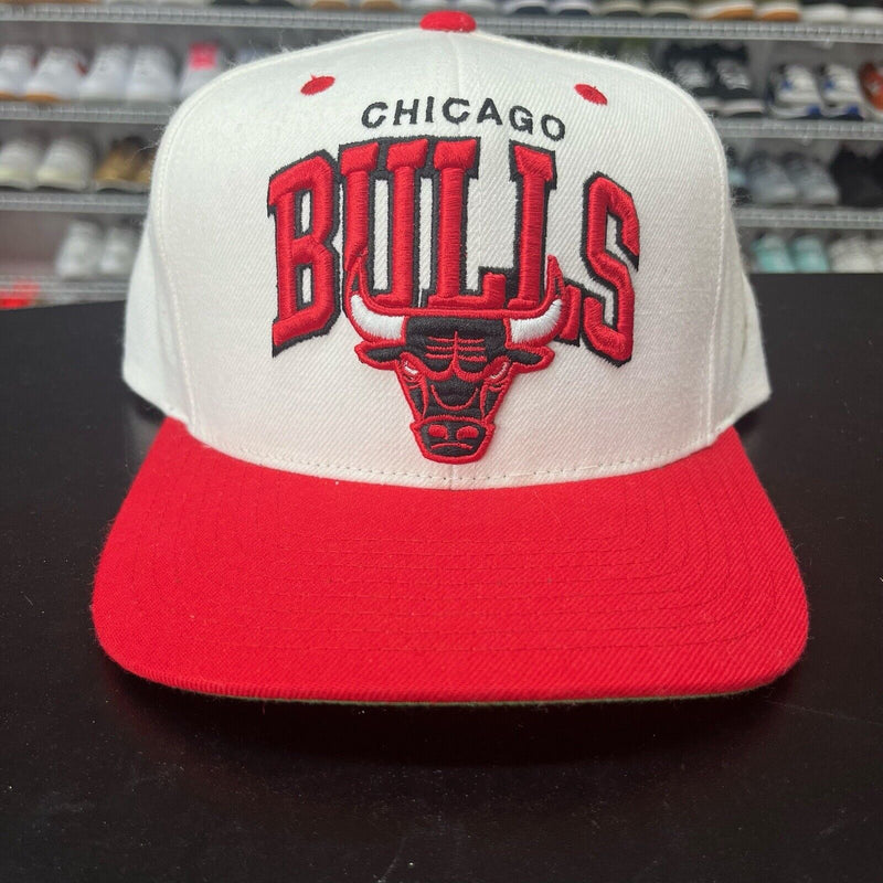 VTG 2000s Mitchell & Ness Chicago Bulls Retro 90s Logo Spell Out Snapback Hat - Hype Stew Sneakers Detroit