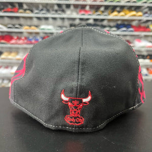 VTG 2000s Y2K New Era HWC Chicago Bulls Fitted Hat Black Red Size 7 1/4 - Hype Stew Sneakers Detroit