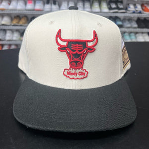 VTG 2000s Mitchell & Ness Chicago Bulls Retro 90s Hardwood Classics Snapback Hat - Hype Stew Sneakers Detroit