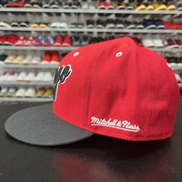 VTG 2000s Mitchell & Ness Chicago Bulls Retro 90s Red Script Fitted Hat Sz 7 1/4 - Hype Stew Sneakers Detroit