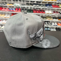 VTG 2000s 47 Brand Chicago Bulls Retro 90s Grey Spell Out Snapback Hat - Hype Stew Sneakers Detroit