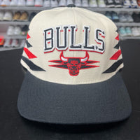 VTG 2000s Mitchell & Ness Chicago Bulls Retro 90s Logo D Cut Beige Snapback Hat - Hype Stew Sneakers Detroit