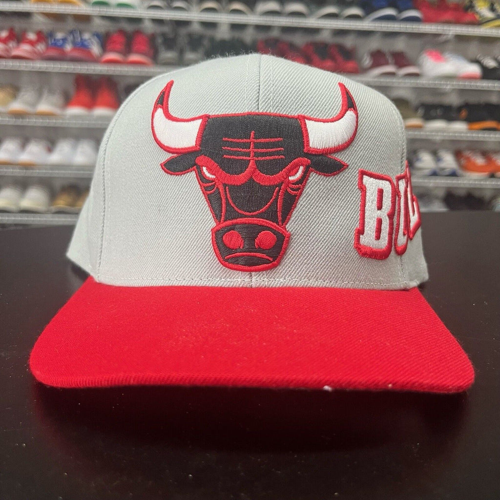Vintage 2000s Mitchell & Ness Chicago Bulls Retro Grey Red Snap Back Hat - Hype Stew Sneakers Detroit