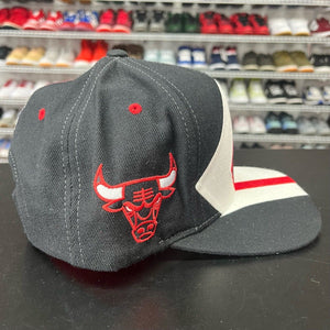 VTG 2000s Mitchell & Ness Chicago Bulls Retro 80s Logo Abstract Snapback Hat - Hype Stew Sneakers Detroit