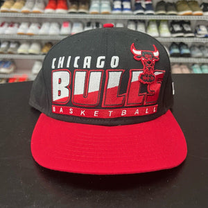 VTG 2000s Mitchell & Ness Chicago Bulls Retro 90s Logo Spell Out Snapback Hat - Hype Stew Sneakers Detroit