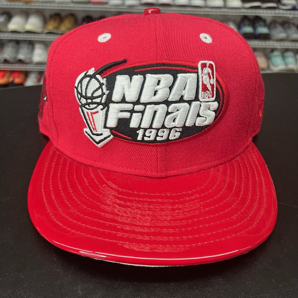 VTG 2000s New Era Chicago Bulls Retro 1996 NBA Champions Red Patent Snapback Hat - Hype Stew Sneakers Detroit