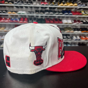 VTG 2000s New Era HWC Chicago Bulls Retro 90s Logo Spell Out Script Snapback Hat - Hype Stew Sneakers Detroit