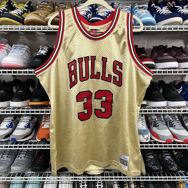 VTG Mitchell & Ness Chicago Bulls Scottie Pippen Gold Jersey Stitch 97-98 Sz XL - Hype Stew Sneakers Detroit