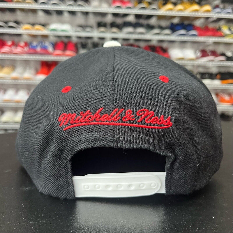 VTG 2000s Mitchell & Ness Chicago Bulls Retro 90s Logo Spell Out Snapback Hat - Hype Stew Sneakers Detroit