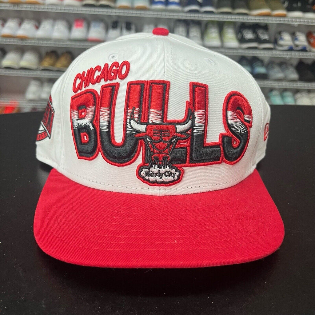 VTG 2000s New Era HWC Chicago Bulls Retro 90s Logo Spell Out White Snapback Hat - Hype Stew Sneakers Detroit
