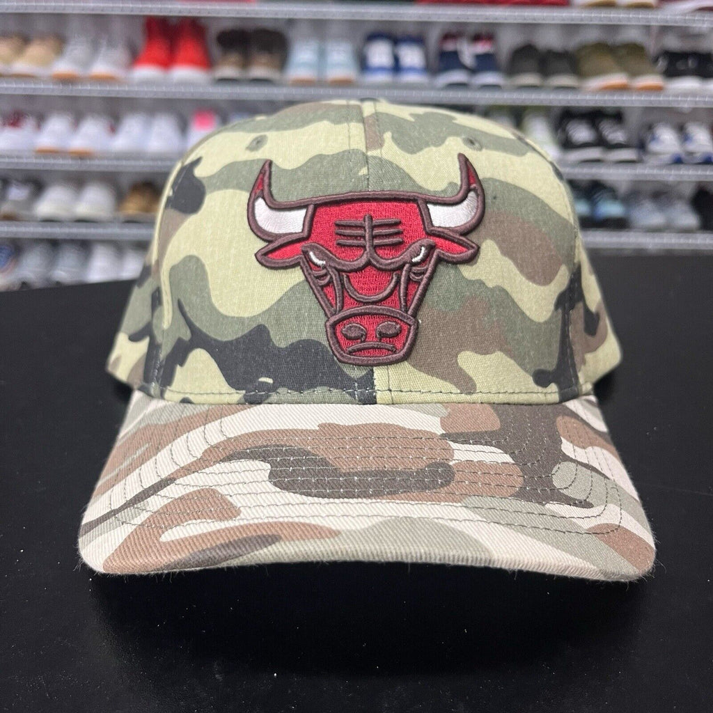 Vintage 2000s Mitchell & Ness Chicago Bulls Retro 90s Camouflage Snap Back Hat - Hype Stew Sneakers Detroit