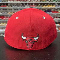 VTG 2000s Mitchell & Ness Chicago Bulls Retro 90s Red Script Fitted Hat Sz 7 1/4 - Hype Stew Sneakers Detroit