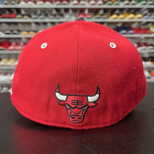 VTG 2000s Mitchell & Ness Chicago Bulls Retro 90s Red Script Fitted Hat Sz 7 1/4 - Hype Stew Sneakers Detroit