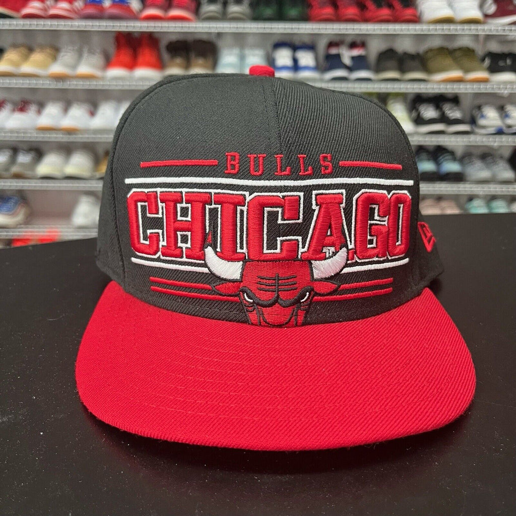 VTG 2000s Mitchell & Ness Chicago Bulls Retro 90s Red Spell Out Snapback Hat - Hype Stew Sneakers Detroit