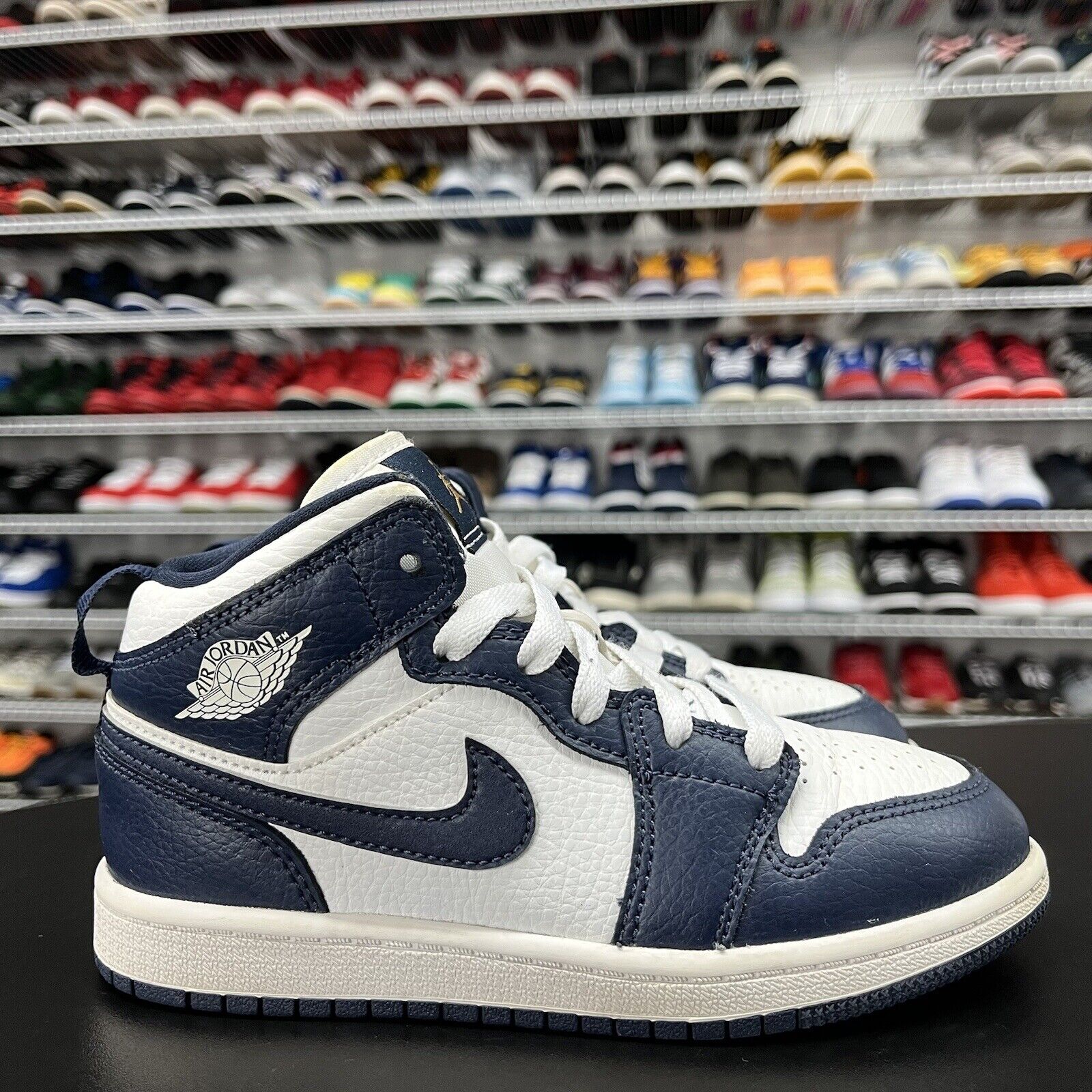 Nike Jordan 1 Mid White Metallic Gold Obsidian Air Jordan 1 Mid White Metallic Gold Obsidian | 554724-174  main image 2