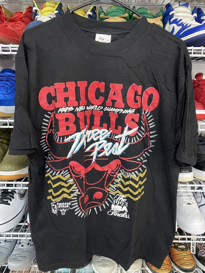 VTG 1993 NBA Champions Chicago Bulls Three Peat Magic Johnson T Shirt Sz L - Hype Stew Sneakers Detroit