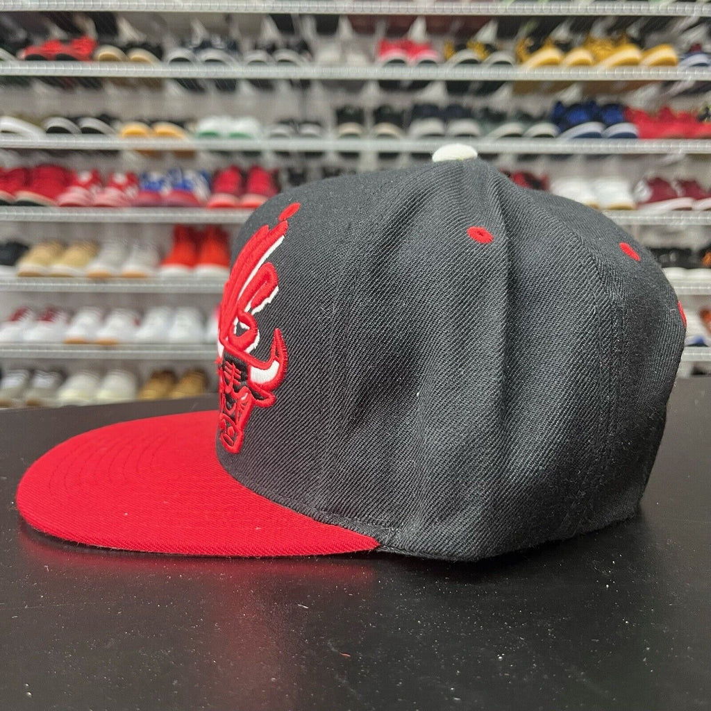 VTG 2000s Mitchell & Ness Chicago Bulls Retro 90s Logo Spell Out Snapback Hat - Hype Stew Sneakers Detroit