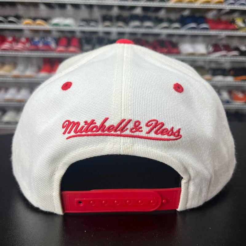 VTG 2000s Mitchell & Ness Chicago Bulls Retro 90s Logo Spell Out Snapback Hat - Hype Stew Sneakers Detroit