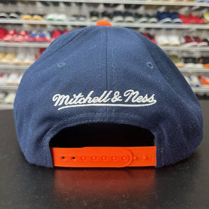 VTG 2000s Mitchell & Ness Chicago Bears Retro 80s Logo Helmet Snapback Hat - Hype Stew Sneakers Detroit