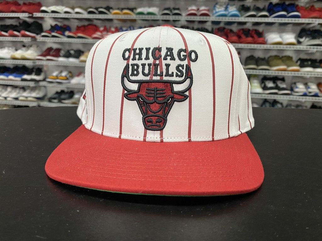 VTG 2000s Mitchell & Ness Chicago Bulls Retro 90s Logo Pinstripe Snapback Hat - Hype Stew Sneakers Detroit