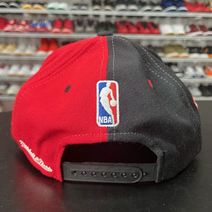 VTG 2000s Mitchell & Ness Chicago Bulls Retro 80s Logo Abstract Snapback Hat - Hype Stew Sneakers Detroit