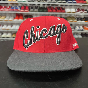 VTG 2000s Mitchell & Ness Chicago Bulls Retro 90s Red Script Fitted Hat Sz 7 1/4 - Hype Stew Sneakers Detroit