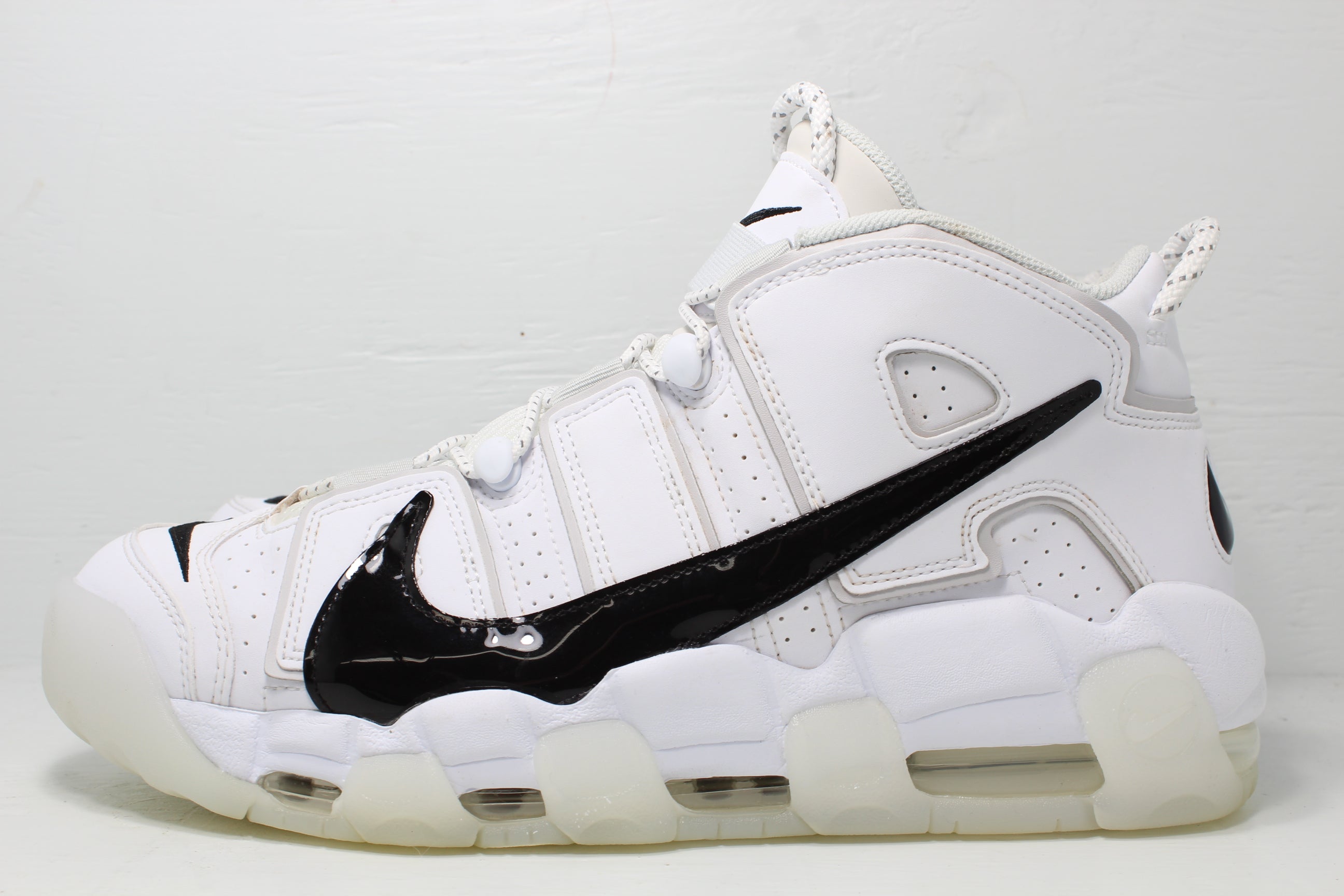 nike air max uptempo white black