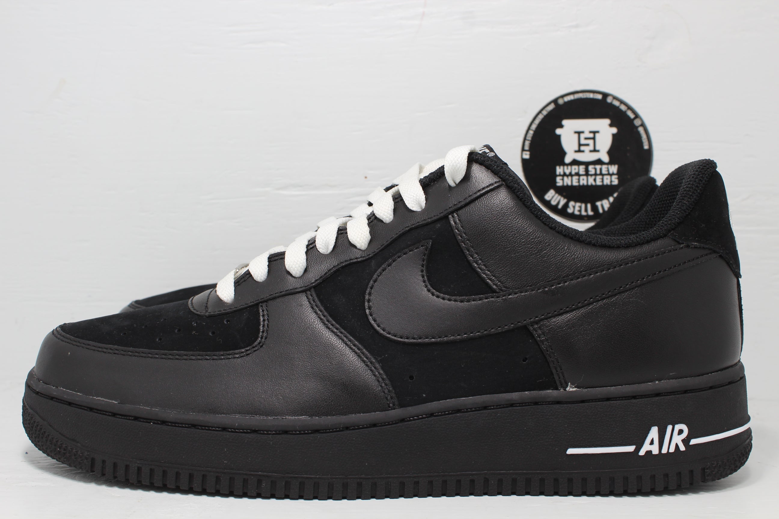 black air force 1 with white laces